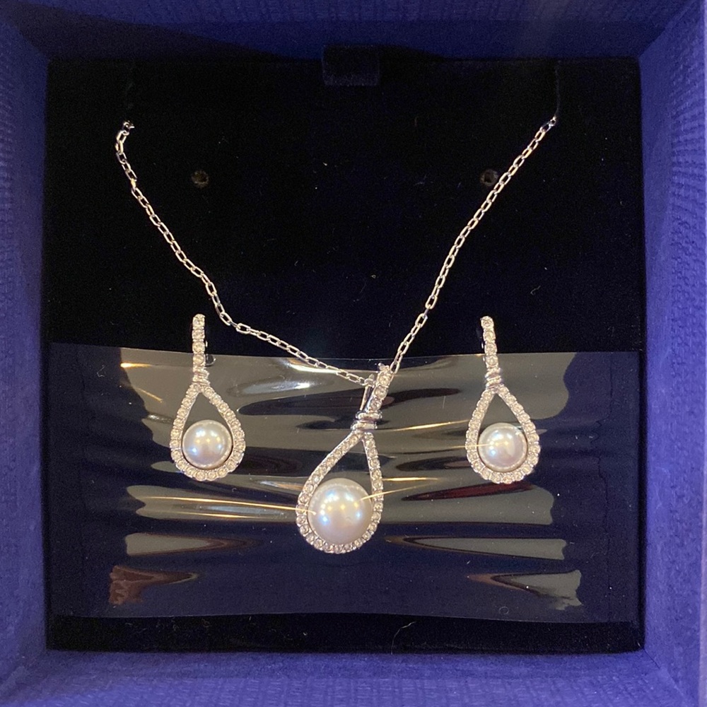Swarovski earring and necklace set - silver with pearl